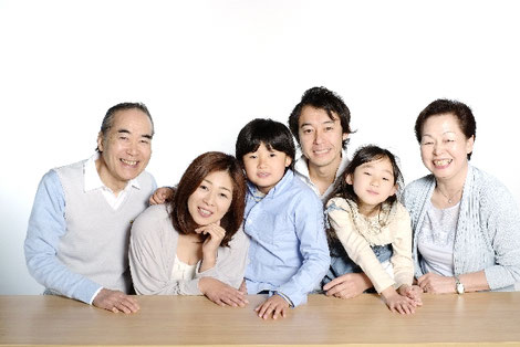 小学生がいる家族の集合写真