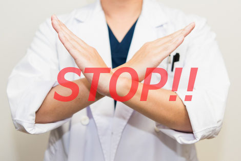 STOPと言っている薬剤師の画像