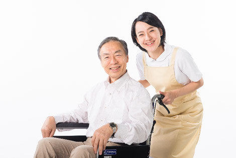 お爺さんと介護をするケアワーカーの画像