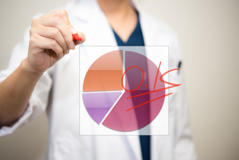 薬剤師が統計グラフを書いている画像