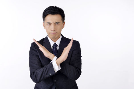 ダメを出している男性の画像