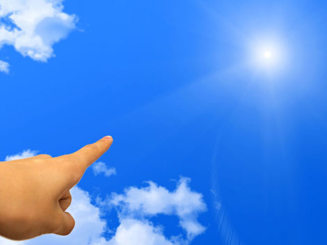 空に向かって指を指している画像
