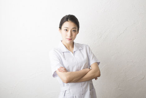 腕組みをして考える薬剤師