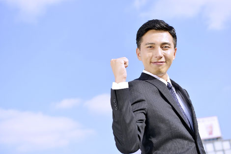 ガッツポーズをしている男性薬剤師の画像