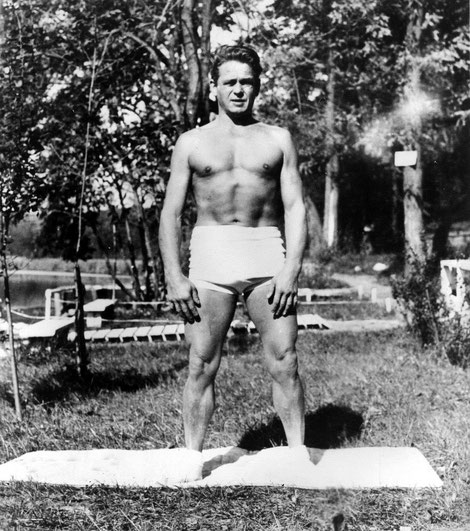 Joseph H. Pilates, der Begründer der Pilates-Methode, beim Training