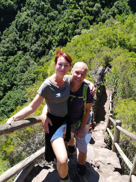 Daniela und Michaela bei einer Wanderung in der geliebten Natur