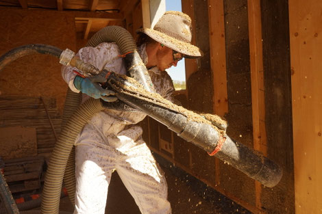 Hanfkalk im Holzständerwerk gesprüht. Foto: Lara Krauße