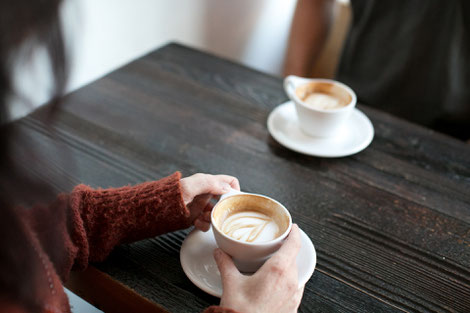 Zwei Personen trinken einen Cappuccino