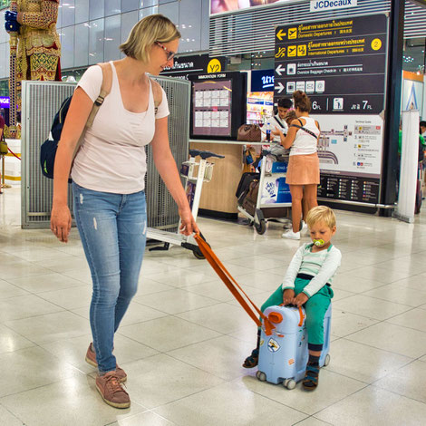 Anne und Mika am Flughafen