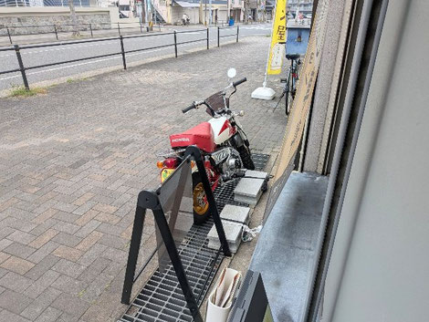 北九州・小倉・戸畑のマッサージ店「ほぐし専科てもみじ」のお客様のバイクと、足つぼ・リラクゼーションによる心身のケア。
