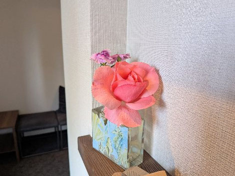 北九州・小倉・戸畑のマッサージ店「ほぐし専科てもみじ」。心が躍るような躍動感と、深いリラクゼーションをイメージさせる温かみのある空間。