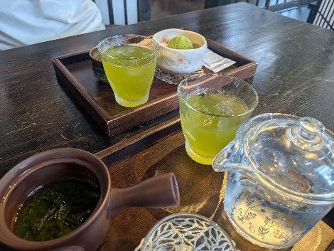 八女美緑園製茶は自家製茶で鮮度抜群。カフェでは甘いデザートも。