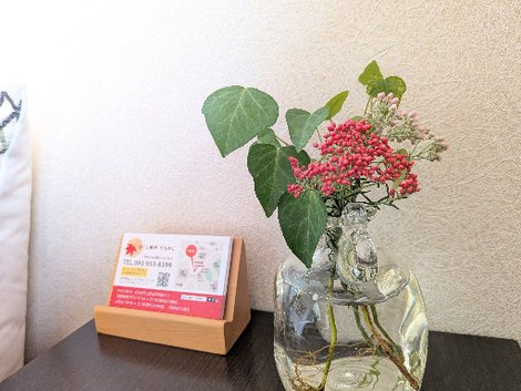 北九州・小倉・戸畑のマッサージ店「ほぐし専科てもみじ」。店内の花瓶に活けられたコットンフラワーと、穏やかな朝のサロン風景。