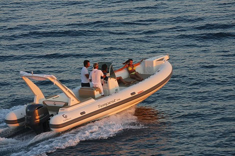 Louer un semi rigide Capelli 770 avec un 250 cv Yamaha chez Mistral plaisance Location au départ du Lavandou