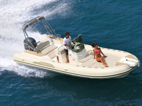 Louer un semi rigide Capelli 700 avec un 225 cv Yamaha chez Mistral plaisance Location Le Lavandou