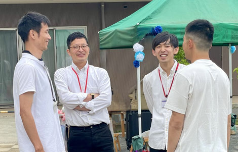 ❤️ 卒園生と楽しげに語り合う男性職員のみなさん ❤️