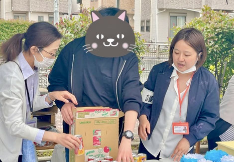 ❤️ 子どもと一緒にジュースとお菓子を配る、事務員と栄養士 ❤️