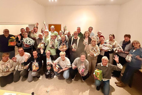 Gruppenbild mit glücklichen Teilnehmern nach der Preisübergabe