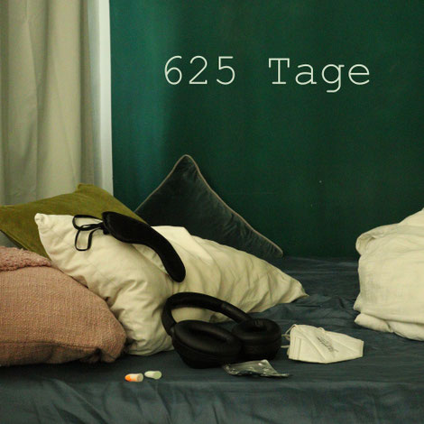 Filmplakat "625 Tage": Auf einem Bett liegen mehrere Kissen, eine Schlafmaske, Kopfhörer, eine FFP2-Maske und Medikamente.