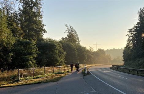 Erster Anstieg und erste Sonnenstrahlen auf dem Weg nach Schlichten