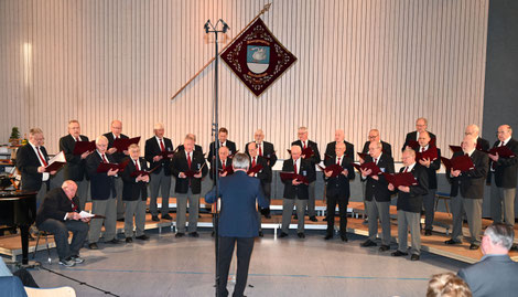 Der Männergesangverein Lauchringen begeisterte mit einem unterhaltsamen Jahreskonzert, zu dem auch der Männerchor Dogern und der Gemischte Chor Buch beitrug.  Bild: Herbert Schnäbele