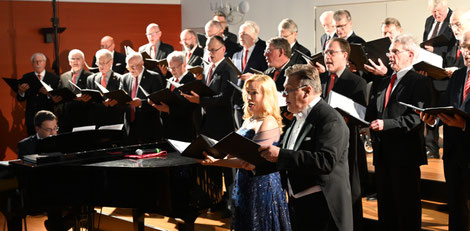 Der Liederkranz Waldshut e.V., der Männerchor Detzeln und die beiden Solisten Christiane Linke -Sopran- und Stefan Lex -Tenor- begeisterten mit ihrem Frühlingskonzert über 250 Zuhörer.  Foto Alfred Scheuble