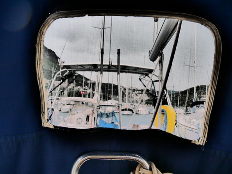 Die Bimini halb abgebaut und zu einem Schutz für den Niedergang umfunktioniert