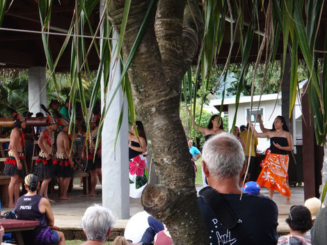 Traditionelle Tänze und Gesänge in Avarua auf dem Saturday Market