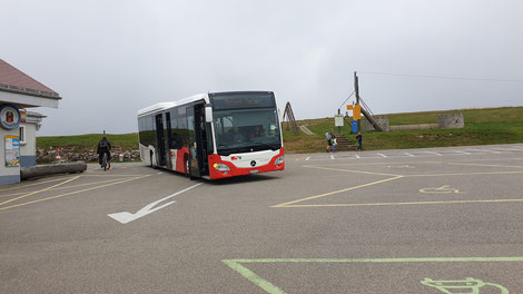 Der CJ Bus wendet auf dem grosszügigen Parkplatz und wird nach einer kurzen Pause zurück ins Tal fahren