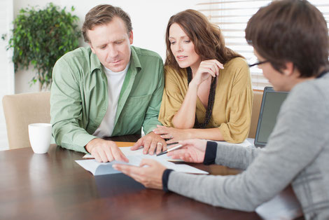 Beratungsgespräch eine Ehepaars mit einem Schuldnerberate