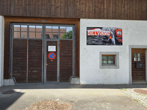 Geht nicht - gibt's nicht! Dillysign-Gründer und -Inhaber Urs Schlegel vor seinem schmucken Atelier in Bättwil.