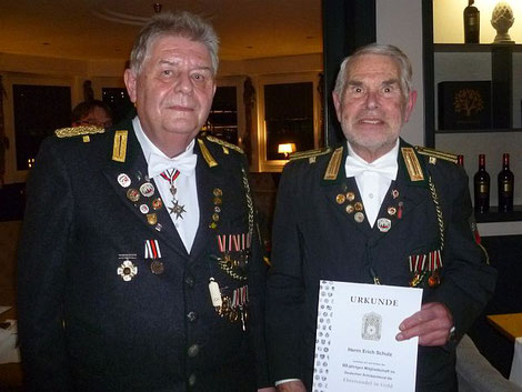 Kommandeur Hans-Hinrich Bruns überreichte Erich Schulz die Ehrenurkunde. Foto: Heike Bade-Wegener
