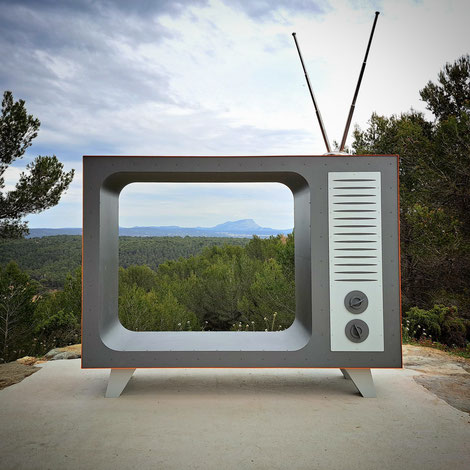 Télévision géante Ventabren près Aix en Provence donnant sur la sainte victoire