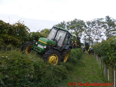 Feuerwehr; Blaulicht; FF Großweikersdorf; Traktor; John Deere; Böschung;