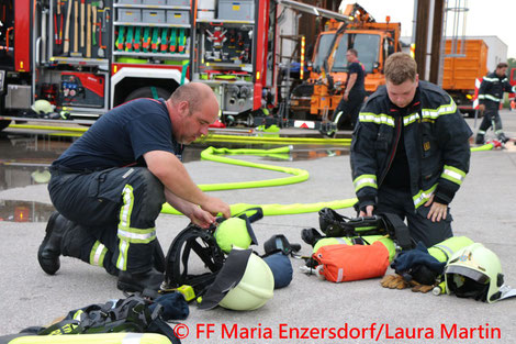 Feuerwehr, Blaulicht, FF Maria Enzersdorf, Übung, Brand, Lagerhalle