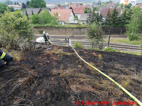 Feuerwehr, Blaulicht, Laakirchen, Brand, Böschung
