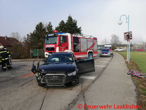 Feuerwehr; Blaulicht; FF Laakirchen; PKW; Unfall; 2 Verletzte;