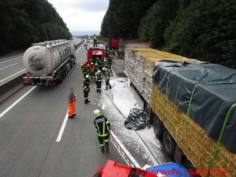 Feuerwehr; Blaulicht; Feuerwehr Laakirchen; Brand; LKW; Stroh; A1
