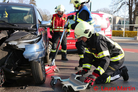 Feuerwehr; Blaulicht; FF Maria Enzersdorf; Tür; Defekt; Kind; Eingeschlossen;