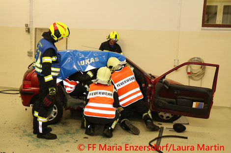 Feuerwehr; Blaulicht; FF Maria Enzersdorf; Übung; Menschenrettung aus KFZ;