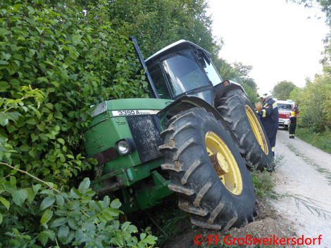 Feuerwehr; Blaulicht; FF Großweikersdorf; Traktor; Graben; geborgen; John Deere;
