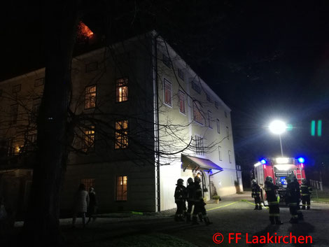 Feuerwehr; Blaulicht; FF Laakirchen; PKW; Unfall; 2 Verletzte;