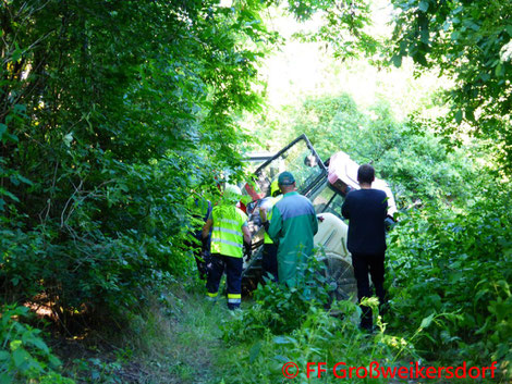 Feuerwehr; Blaulicht; FF Großweikersdorf; Unfall; PKW; B4;