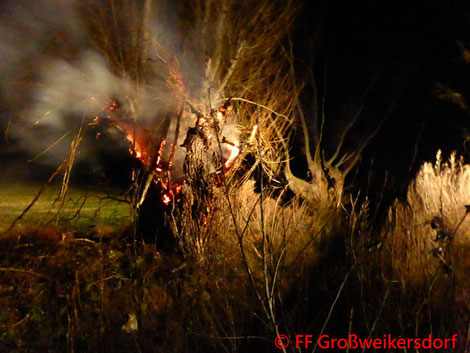 Feuerwehr; Blaulicht; FF Großweikersdorf; Brand; Güterweg; Flurbrand;