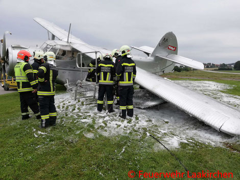 Feuerwehr, Blaulicht, FF Laakirchen, Bruchlandung, Flugzeug, Antonov An-2, Flugplatz, Flugfeld