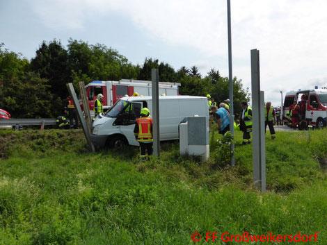 Feuerwehr, Blaulicht, FF Großweikersdorf, PKW, Verkehrsunfall, LB4