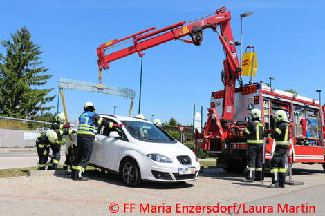 Feuerwehr; Blaulicht; FF Maria Enzersdorf; PKW; Parkplatz; Supermarkt; Bergung;
