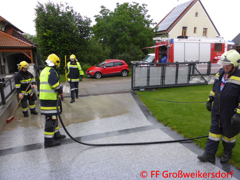 Feuerwehr; Blaulicht; FF Großweikersdorf; Wohnhaus; Beton; Verschmutzt; Technischer Defekt;