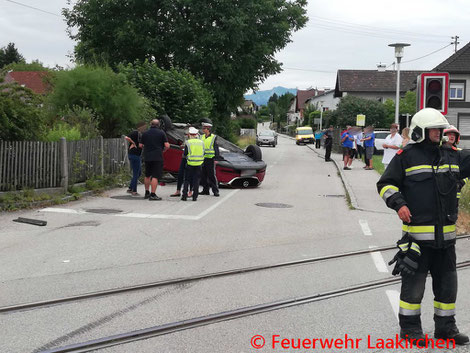 Feuerwehr, Blaulicht, Laakirchen, Verkehrsunfall, Auto, Leichtverletzte