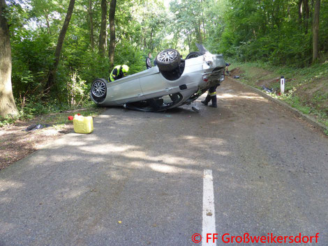 Feuerwehr; Blaulicht; FF Großweikersdorf; Unfall; L27; Fahrzeugbergung; PKW;